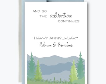 Tarjeta de aniversario personalizada con paisaje de aventura para amigos, "Y así continúa la aventura", tarjeta de montañas y árboles.