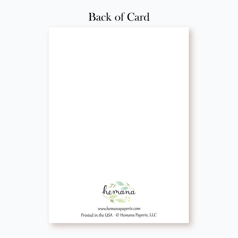 Puede incluir: La parte posterior de una tarjeta blanca con una corona floral verde y el texto "hemana" en letra cursiva negra. Debajo de la corona est&aacute; el texto "www.hemanapaperie.com" y "Impreso en los EE. UU. - &copy; Hemana Paperie, LLC".