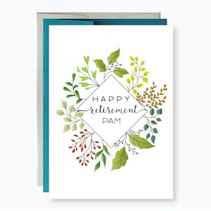 Puede incluir: Una tarjeta blanca con un marco en forma de diamante rodeado de hojas verdes, amarillas y rojas. El texto dentro del marco dice "Happy retirement Pam".