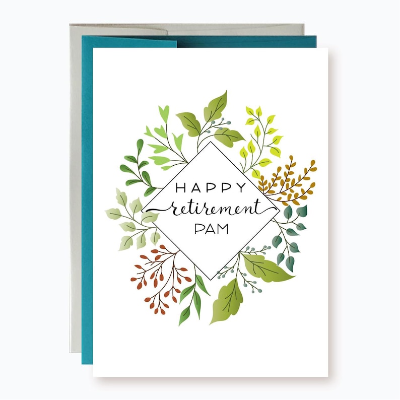 Puede incluir: Una tarjeta blanca con un marco en forma de diamante rodeado de hojas verdes, amarillas y rojas. El texto dentro del marco dice "Happy retirement Pam".