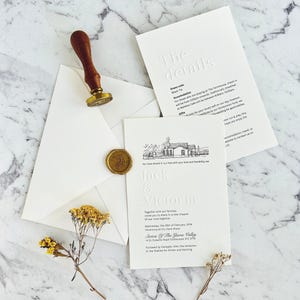 Invitación de boda en relieve. Nombre en relieve y texto impreso digitalmente en color sobre tarjeta blanca. Tarjeta con detalles en relieve. Tarjeta RSVP en relieve con sobre.