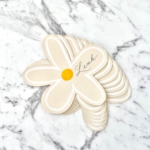 Custom Daisy flower place card for Wedding Bridal Birthday party, Handwritten name, hand painted flower, personalise place card calligraphy