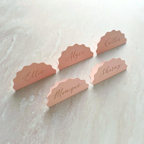 Tarjetas de lugar onduladas en rosa ruborizado para bodas, eventos, despedidas de soltera y despedidas de soltera. Caligrafía moderna 100 % manuscrita. Disponible en 2 estilos. Muchos colores de tinta.