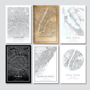 Könnte beinhalten: Sechs gerahmte Stadtkarten-Drucke. Die Karten zeigen London, New York, Bay Area, Paris, Barcelona und New York. Jede Karte ist eine detaillierte Graustufen-Darstellung des Stadtlayouts, mit dem Namen und den Koordinaten der Stadt darunter.