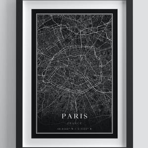 Könnte beinhalten: Schwarz gerahmter Druck mit einer detaillierten Karte von Paris, Frankreich. Die Karte ist in Graustufen gehalten und zeigt die Straßen und das Layout der Stadt. Der Text "PARIS FRANCE" und Koordinaten sind unten. Oben steht "DESIGN 4 - BLACK".