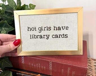 Hot Girls Have Library Cards Borduurwerk, Grappige Boekgerelateerde Decoratie, Cadeau voor Lezer, Cadeau voor Boekenliefhebber, Bibliotheekdecoratie, Boekgerelateerde Muurkunst, Kleine Kunst