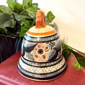Campana de cerámica Tonala vintage de México / Campana de arte popular pintada a mano, decoración rústica de terracota, acento para el hogar de estilo bohemio mexicano, decoración de estantes