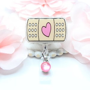 Band Aid Abzeichen Reel, Band Aid, Schulkrankenschwester, Schulschwester Geschenk, niedliche Abzeichenspule, medizinische Abzeichenspule, Geschenk Krankenschwester, ID Halter, einziehbares Abzeichen
