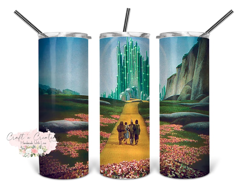 Puede incluir: Un vaso de acero inoxidable con una imagen colorida del camino de ladrillos amarillos que conduce a la Ciudad Esmeralda de la pel&iacute;cula El Mago de Oz. La imagen incluye los personajes de Dorothy, el Espantap&aacute;jaros, el Hombre de Hojalata y el Le&oacute;n Cobarde.