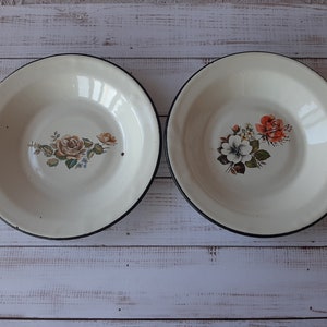 Vintage Emaille Teller mit niedlichem Blumenmuster - Emailleschüssel aus der UdSSR - Ukrainisches Geschirr aus der Zeit der 1970er Jahre