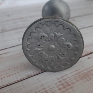 Tirador de puerta floral vintage - Mango de metal tono plateado - Decoración rústica para el hogar