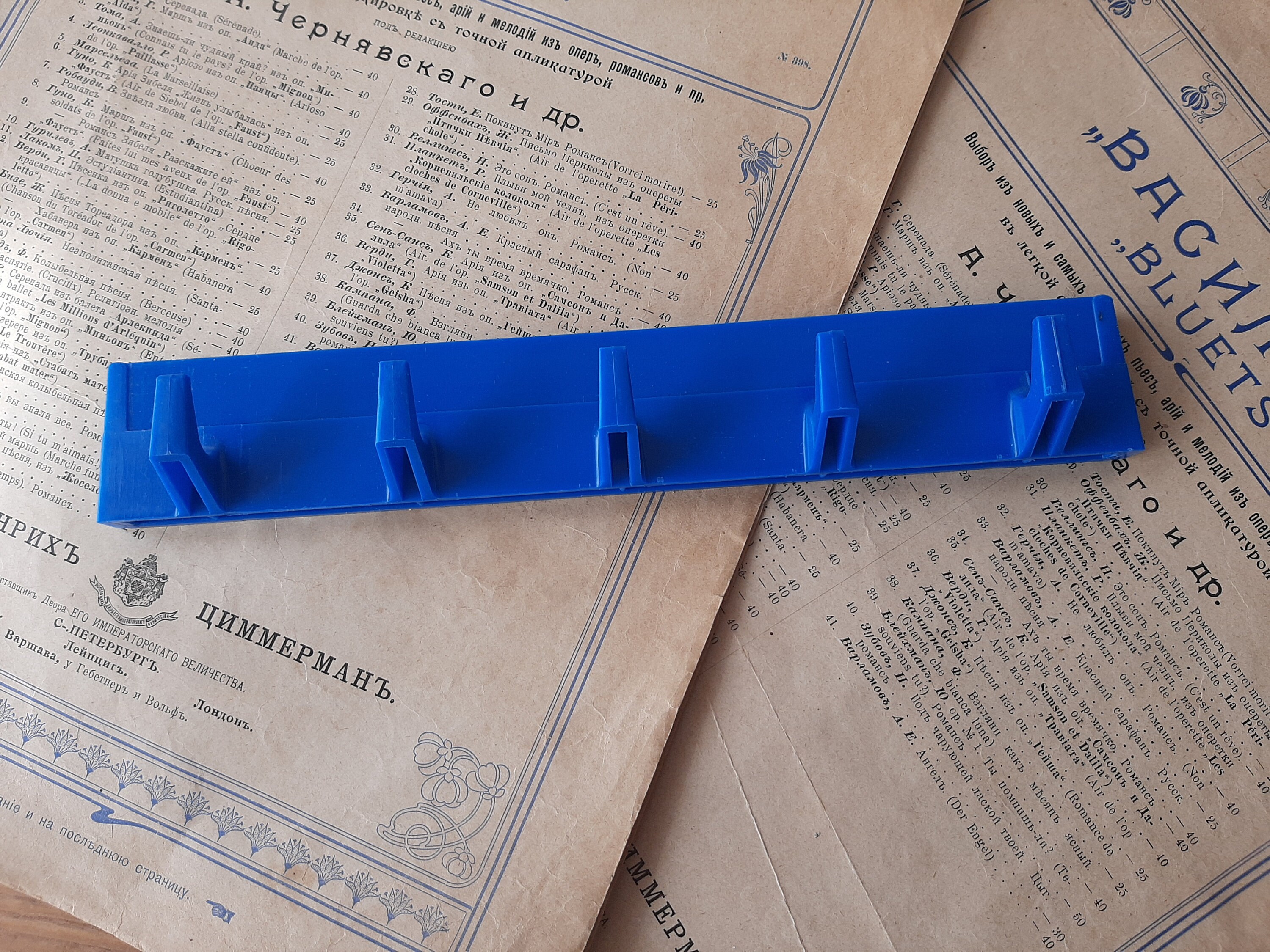 Porte-manteau à 5 crochets en plastique bleu - Porte-manteaux mural vintage