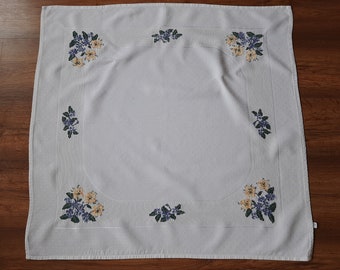 ウクライナの手刺繍による春のイースターのヴィンテージテーブルクロス、プリムローズの花柄