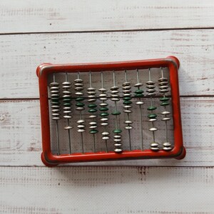 Piccolo abaco vintage in metallo per bambini - Abaco scolastico anni '60 - Decorazione da parete per aule e uffici