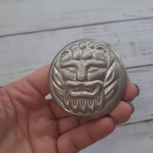 Tiradores de puerta vintage con diseño de león: manijas de metal en tono plateado, decoración rústica.