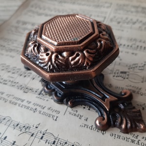 Op de afbeelding: Een set van drie keramische mokken met een gespikkelde, matte afwerking. De mokken zijn in tinten crème, lichtgrijs en donkergrijs. Elke mok heeft een eenvoudig, minimalistisch ontwerp, perfect voor koffie of thee.