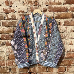 Blauw gewatteerd katoenen jack met patchworkprint: boho-gebloemde boho-jas