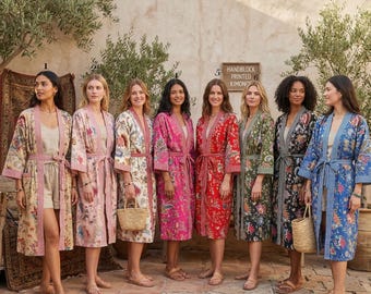 Könnte beinhalten: Eine Gruppe von Frauen trägt farbenfrohe, gemusterte Kimono-Roben mit passenden Gürteln. Die Roben weisen Blumen- und Streifenmuster in verschiedenen Farben auf, darunter Rosa, Rot, Grün und Blau. Einige Frauen tragen Strohbeutel.
