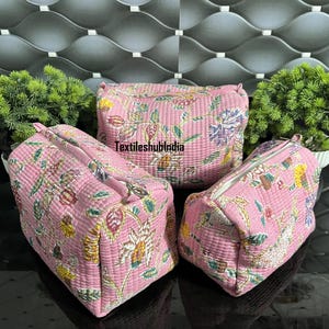 Katoenen toilettassen met bloemenblokprint: set gewatteerde make-upzakjes