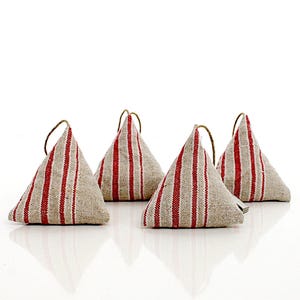 Könnte beinhalten: Vier dreieckige Türstopper aus Stoff mit roten und weißen vertikalen Streifen. Jeder Türstopper hat oben eine kleine Schlaufe. Die Türstopper sind aus einem naturfarbenen Stoff gefertigt.
