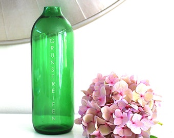 Vase GRÜNSTREIFEN,  Weinflaschen upcycling, grüne Deko Glasvase beschriftet