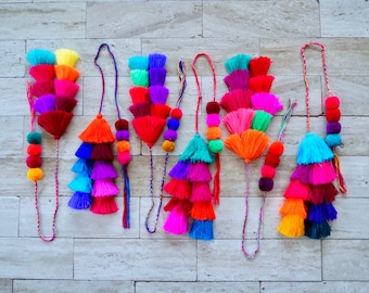 RIESEN Bunte Pom Pom Quasten | Tasche Swag | Handgemachte bunte Quaste für Körbe + Taschen | Fiesta Dekorationen | Quaste + Pom Pom Dekoration