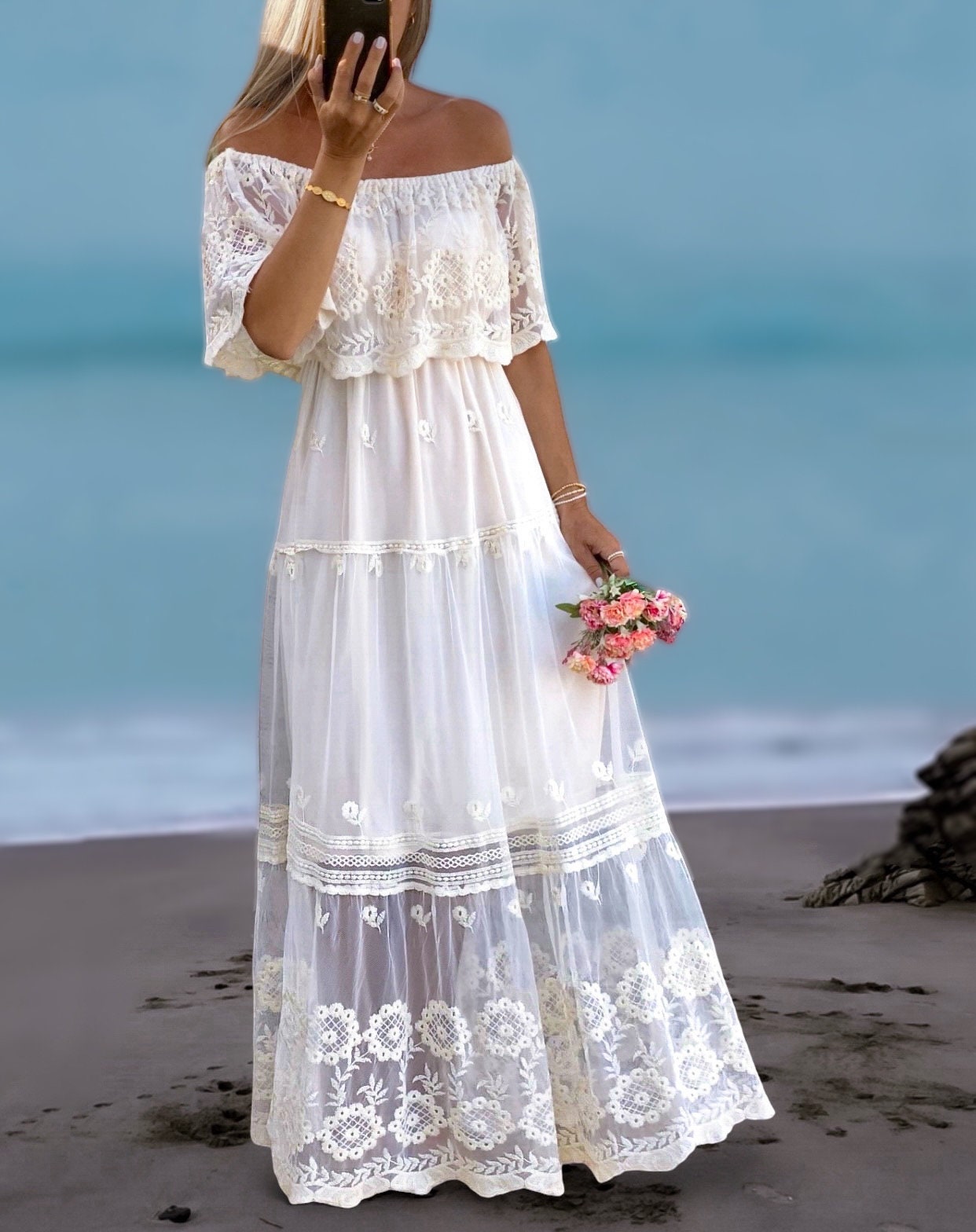 Robe de mariée bohème en dentelle décolleté Bardot