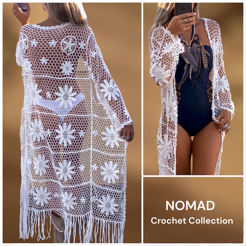 Puede incluir: Vestido de crochet blanco con un patr&oacute;n de margaritas y ribete de flecos. El vestido es transparente y tiene un corte holgado.  NOMAD Crochet Collection.