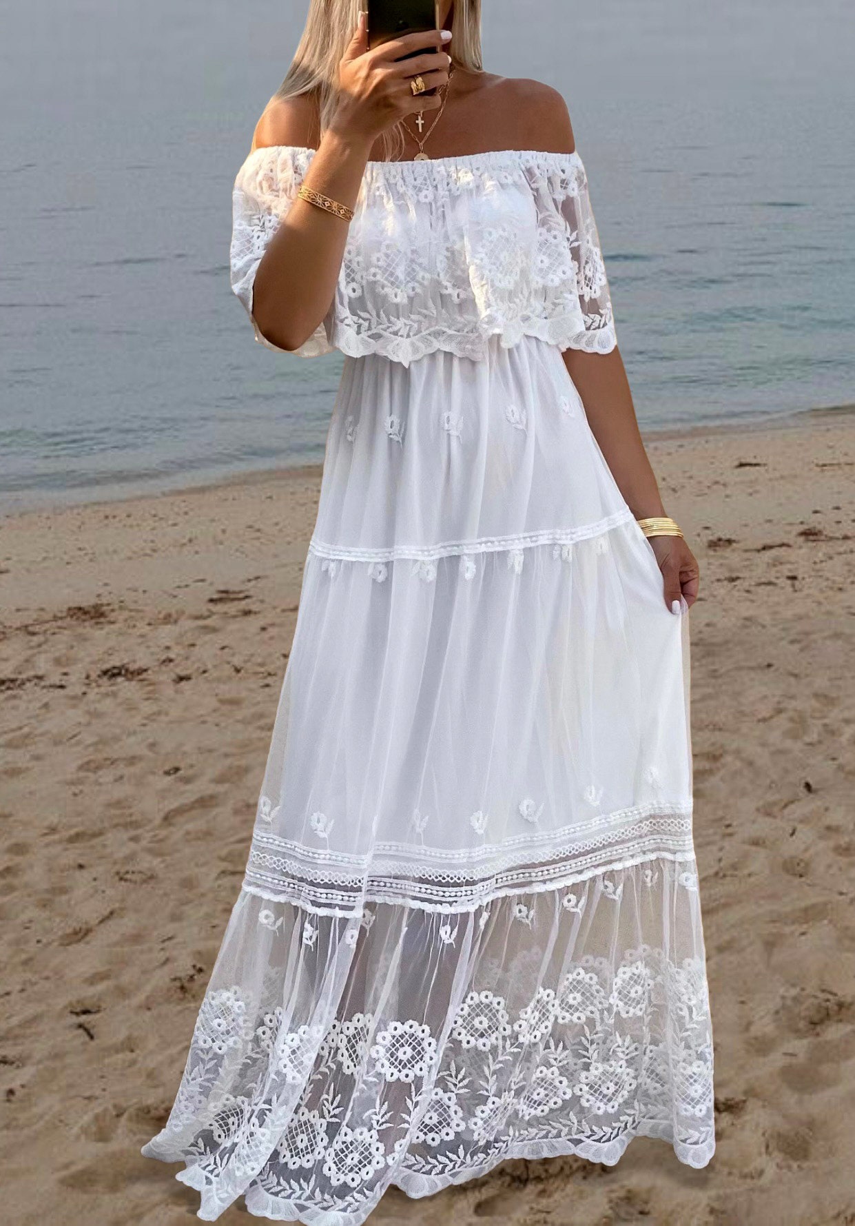 Robe de mariée bohème en dentelle décolleté Bardot