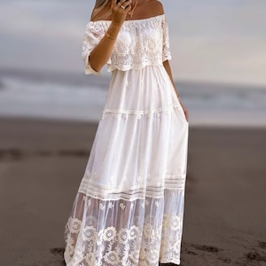 Robe de mariée bohème en dentelle : robe longue en tulle à décolleté Bardot