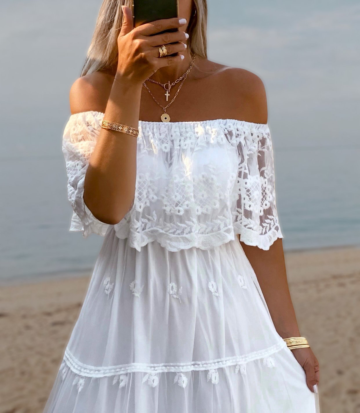 Robe de mariée bohème en dentelle décolleté Bardot