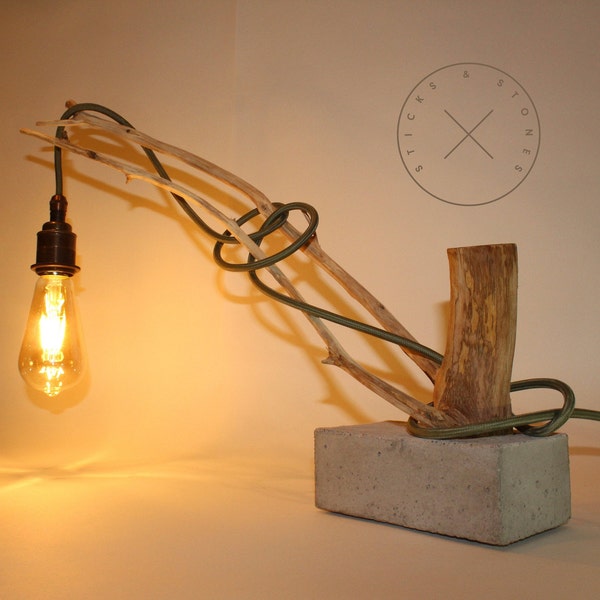Branche en bois naturel et lampe de table en béton