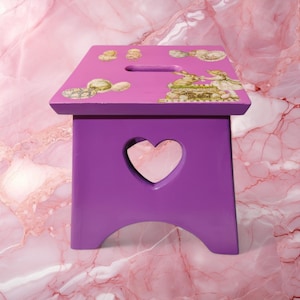 Houten kinderkruk, ontwerp warm frambozenkonijntjes