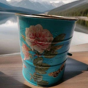 Bromwells mjölsikt, turkosa rosor, antika köksredskap, 1930-talet