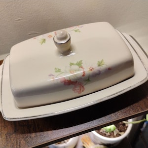 Burriera vintage Homer Laughlin, modello Fluff Rose, con una minuscola pulce sotto il fondo.