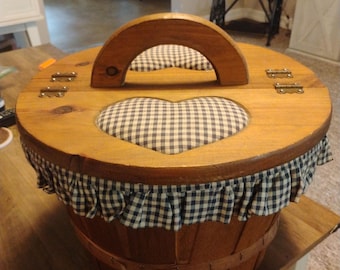 Cesta de picnic de madera vintage, tapa en forma de corazón, forro de cuadros vichy, redonda grande (25 x 38 cm).