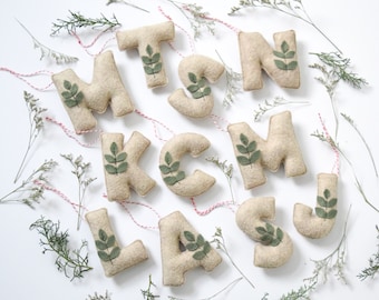 Natuurvilten briefornament, brieven voor kousen, baby's eerste kerststuk, eerste Valentijnsdag getrouwd ornament