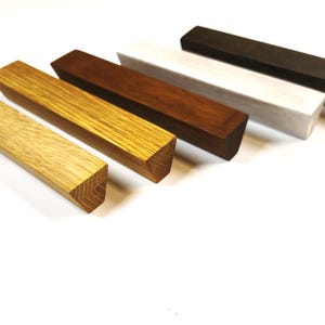 Langer, geometrischer Eichenholzgriff, moderne Wohndekoration, handgefertigte, originelle Schrankgriffe aus Holz (KUGI), Designgriff, moderner Kleiderschrankgriff, Eiche