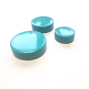 Peut inclure: Trois sous-verres ronds en céramique turquoise de différentes tailles.