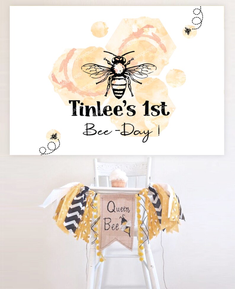 K&ouml;nnte beinhalten: Ein wei&szlig;er Hochstuhl mit einem gelben und schwarzen Banner, auf dem "Queen Bee" und eine Bienenillustration zu sehen sind. Das Banner ist mit gelben Bommeln verziert. Auf dem Tablett des Hochstuhls steht ein wei&szlig;er Cupcake. Im Hintergrund befindet sich eine Aquarell-Illustration einer Biene mit dem Text "Tinlee's 1st Bee-Day!"