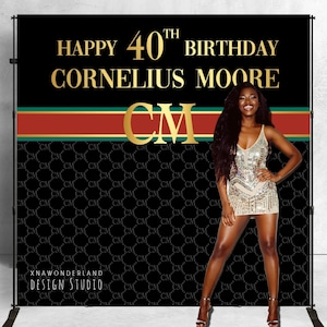 Peut inclure: Une toile de fond noire et dorée avec une bande verte et rouge. La toile de fond présente un motif répété des lettres "CM" et le texte "Happy 40th Birthday Cornelius Moore".
