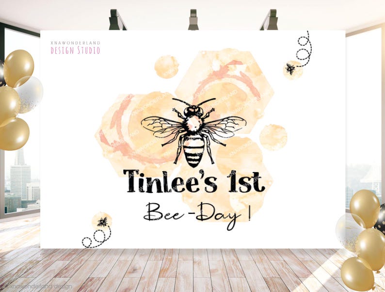K&ouml;nnte beinhalten: Ein wei&szlig;er Hintergrund mit einem Aquarelldesign aus gelben und orangen Kreisen und einer Biene. Der Text "Tinlee's 1st Bee-Day!" ist in Schwarz geschrieben.