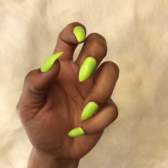 glow in the dark stiletto nails