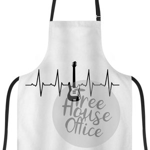 Puede incluir: Delantal blanco con tirantes ajustables negros. El delantal tiene un gr&aacute;fico en blanco y negro de una guitarra con una l&iacute;nea de latido del coraz&oacute;n y el texto "Tree House Office".
