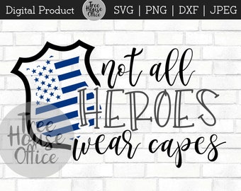 Puede incluir: Un diseño gráfico en blanco y negro con una bandera estadounidense azul y blanca en forma de placa de policía. El texto "not all HEROES wear capes" está escrito en letra cursiva.