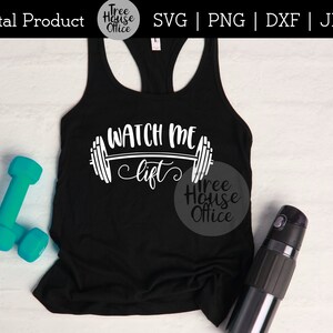 Puede incluir: Camiseta de tirantes negra con texto blanco que dice "Watch Me Lift" con un gr&aacute;fico de barra. El texto est&aacute; en una fuente manuscrita.