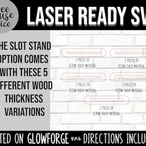 Pu&ograve; includere: Un design grafico per un supporto a fessura tagliato al laser con cinque diverse opzioni di spessore del legno, che vanno da 0,10 pollici a 0,20 pollici. La grafica include il testo "LASER READY SVG" e "TESTED ON GLOWFORGE *** DIRECTIONS INCLUDED!"