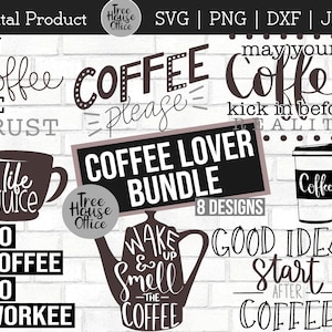 Może przedstawiać: Pakiet produktów cyfrowych z 8 wzorami o tematyce kawy. Wzory przedstawiają różne frazy i obrazy związane z kawą, w tym kubek do kawy, dzbanek do kawy i ziarno kawy. Wzory są w czerni i bieli i idealnie nadają się do użycia na koszulkach, kubkach, torbach na zakupy i innych produktach.