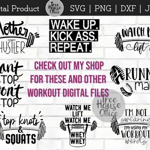 Puede incluir: Un conjunto de 10 archivos SVG digitales de entrenamiento en blanco y negro. Los archivos presentan citas motivacionales como "Mother Hustler", "Wake Up. Kick Ass. Repeat.", "Can't Stop Won't Stop", "Watch Me Lift", "Runnin' Mama", y "I'm Not Swearing I'm Using My Workout Words".