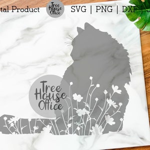 Könnte beinhalten: Eine graue Silhouette einer Katze, die mit ihrem Schwanz um den Körper gewickelt sitzt. Die Katze ist von weißen Blumen und Stielen umgeben. Der Text "Tree House Office" befindet sich in einem Kreis in der linken unteren Ecke des Bildes.